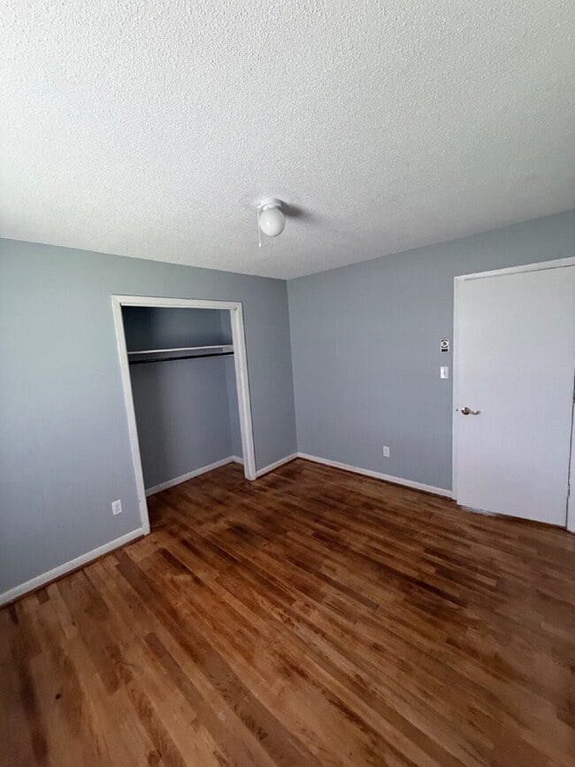 Building Photo - CUTE 3 BR, 1 BA BRICK HOME IN CONVENIENT MT OLIVE LOCATION