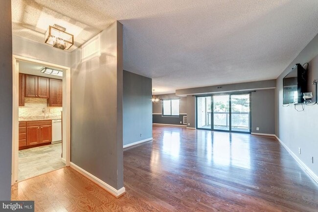 Building Photo - 203 Yoakum Pkwy