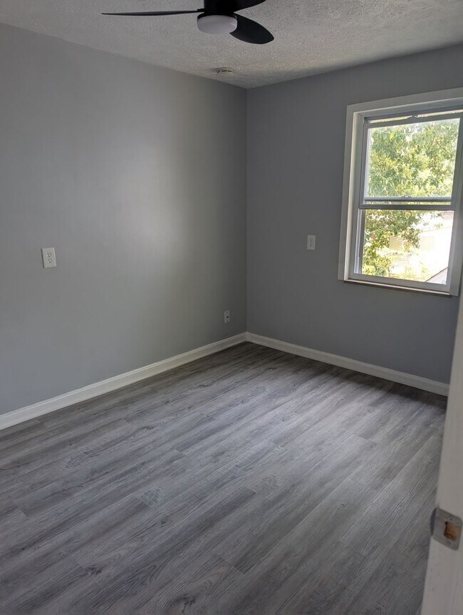 Building Photo - Spacious 5BR 2BA SFR w/ In-Unit W/D • Off Street Parking in Euclid