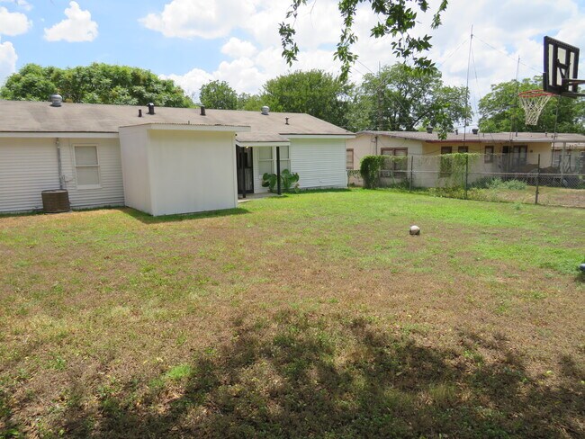 Building Photo - 419 Anton Dr