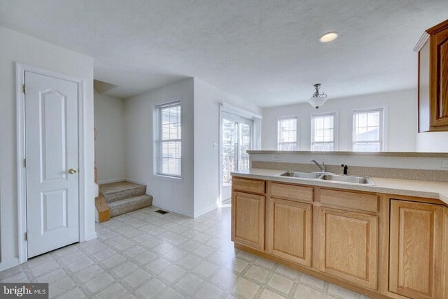 Building Photo - 689 E Walnut St