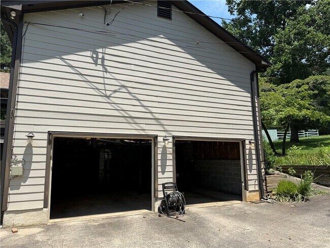 Building Photo - 412 Hickory Walk