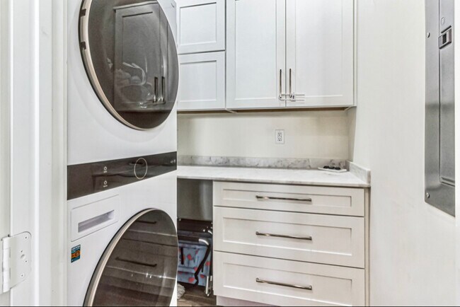 Building Photo - 436 Monroe Dr