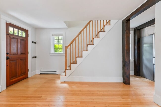 Building Photo - New England Style Farm House for RENT in P...