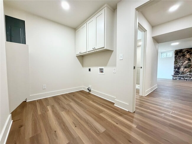 Building Photo - 14911 Dutchmans Dr