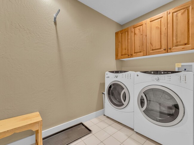 Building Photo - End-Unit Townhome in Cove Canyon