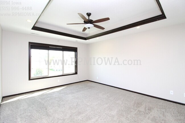 Building Photo - OVER 2000 SQ FT!!   5 Bedroom, 3.5 Bath Home in Urbandale
