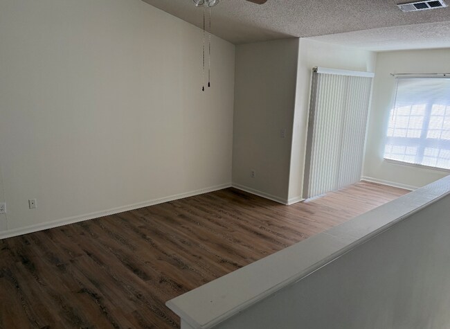 Building Photo - Plantation Point - One Bedroom Second Floor with Balcony!