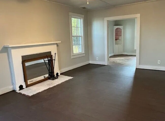 Building Photo - 2 Bed 1 Bath House