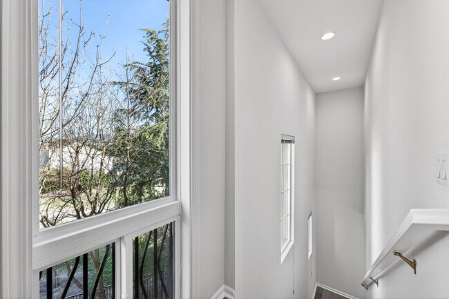Building Photo - Beautiful Upgraded Townhome: 1,676 sqft, 2-Car Garage + Iron Horse Trail Access