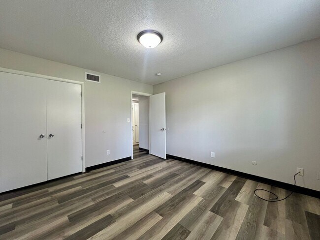 Building Photo - 2 Bed 1.5 Bath Apartment for rent!