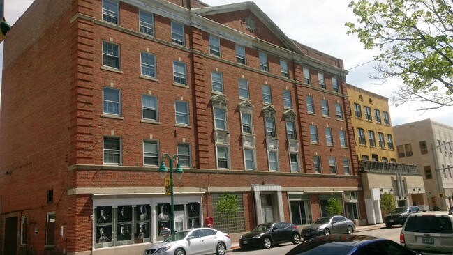 Building Photo - 819-833 Main St