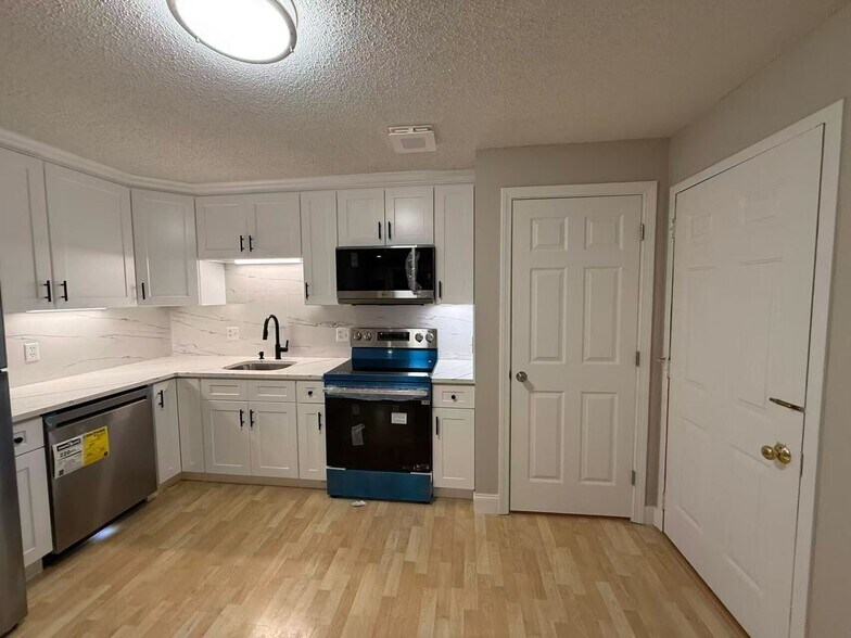 Building Photo - 7 Saint James Pl