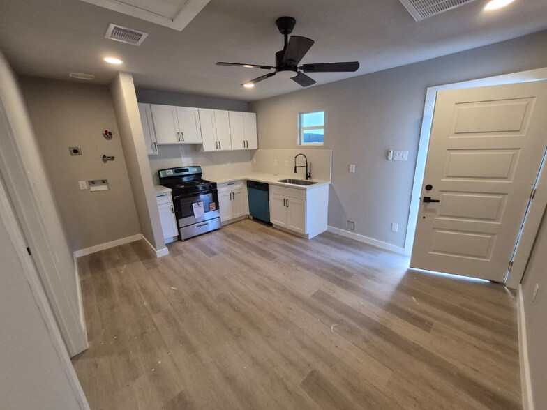 Building Photo - 3268 Holman St