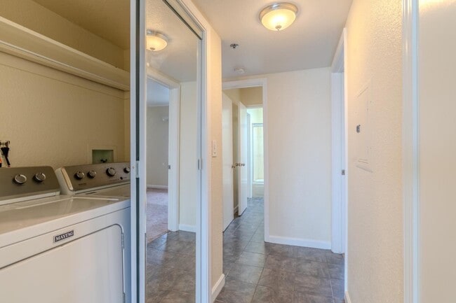 Building Photo - 1024 San Luis Cir
