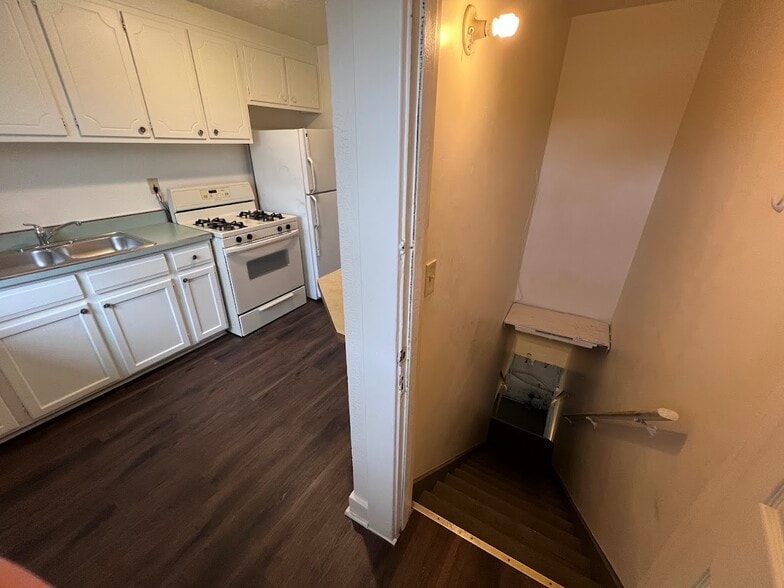 Building Photo - 610 Short St