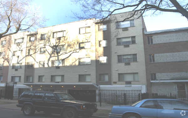 Building Photo - Kenmore Manor