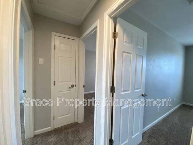 Building Photo - 9371 Bellaire Dr