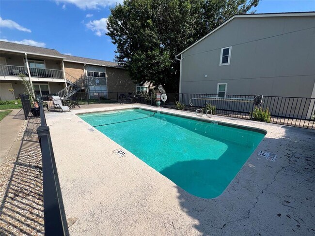 Building Photo - 2450 Ashdale Dr