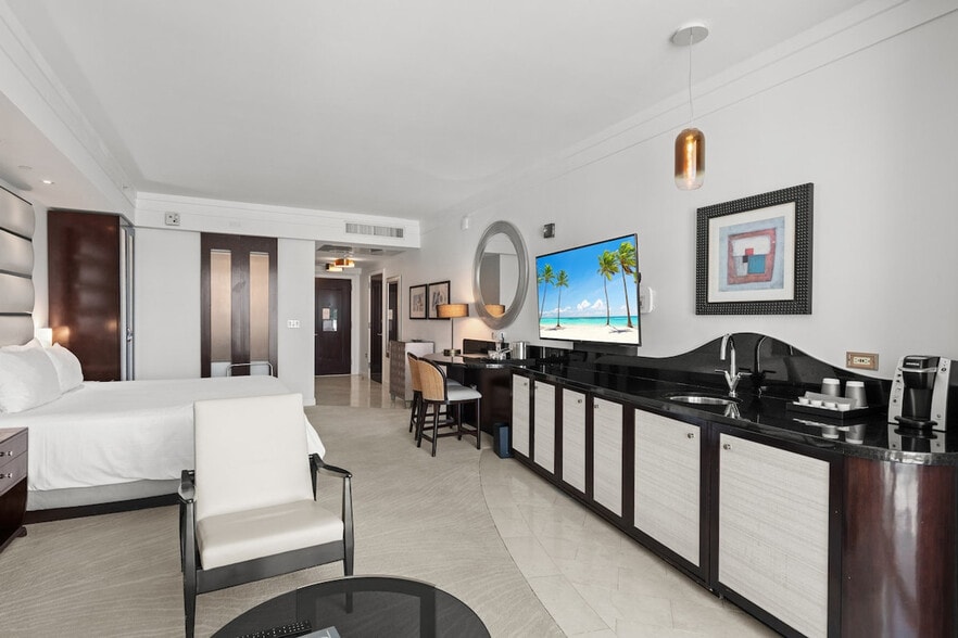 Building Photo - 4391 Collins Ave