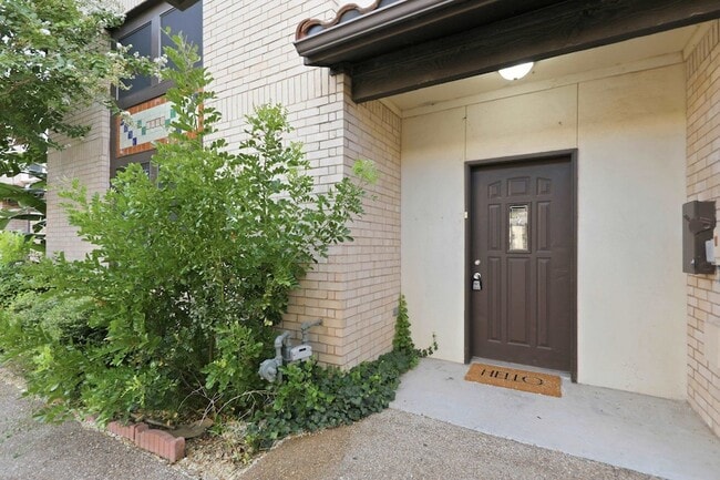 Building Photo - 2445 Monarch Dr