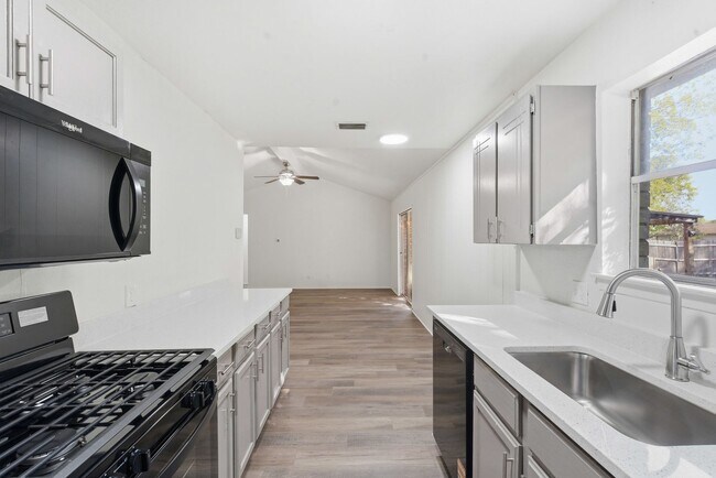 Building Photo - Amazing in Arlington