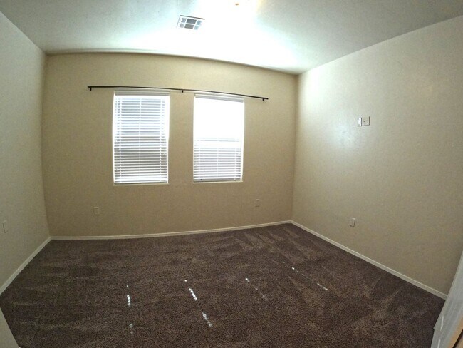 Building Photo - 4071 N Sommerset Ave