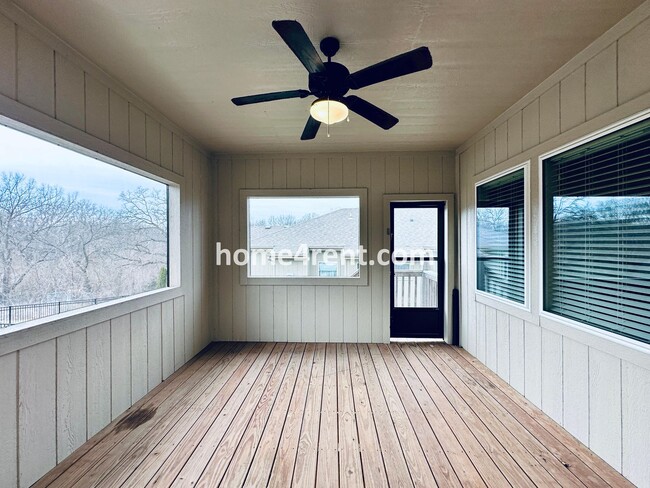 Building Photo - Stunning, Maintenance Free Townhome in Desoto w/ an Elegant Kitchen and Wood Floors Throughout!