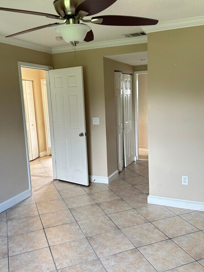 Building Photo - 383 SW Tulip Blvd