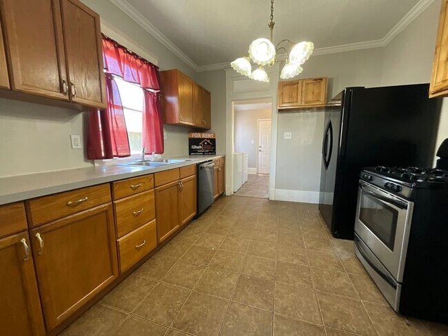 Building Photo - 3 bedroom 2 bath 1 car garage Home- Small Dog Friendly