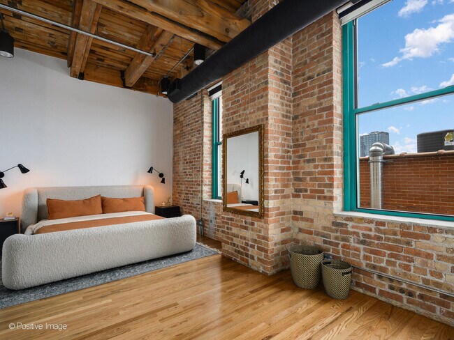 Building Photo - 312 N May St