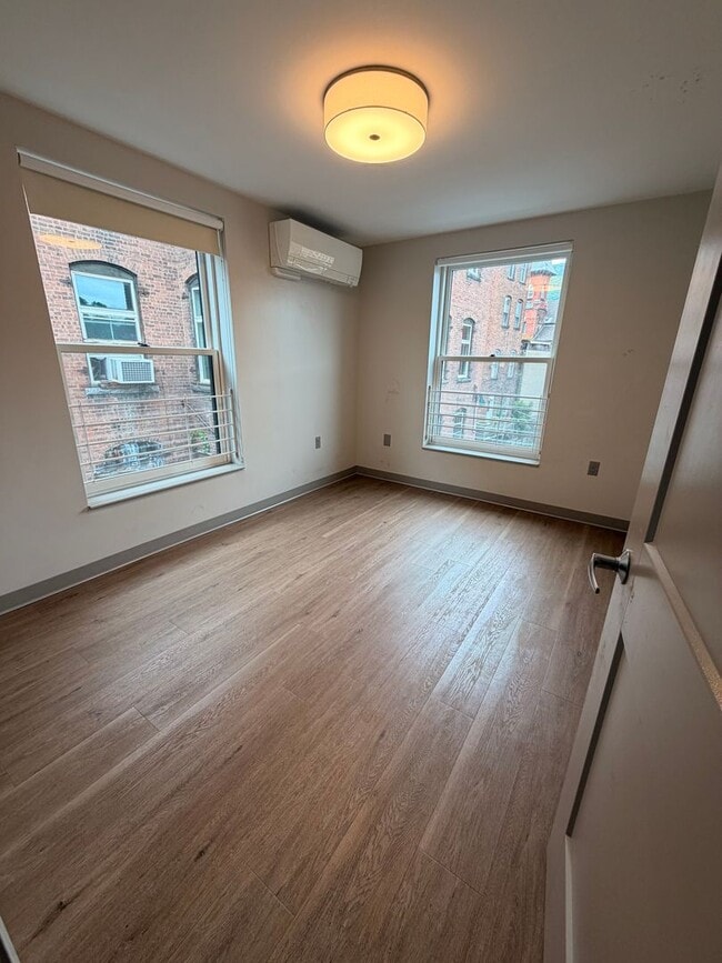 Building Photo - Dewitt Block, Rare 2 Bed/1 Bath Apartment Available Immediately - $1,866 - ALL UTILITIES INCLUDED