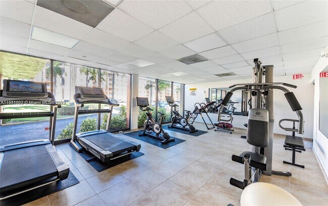 Building Photo - 9310 Fontainebleau Blvd