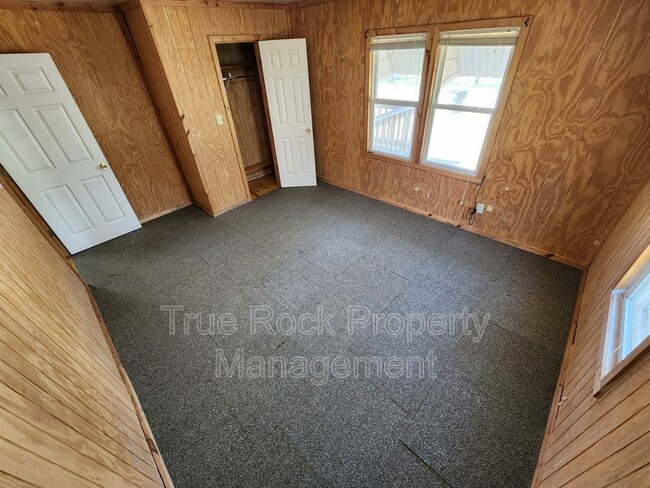 Building Photo - 203 E 4th
