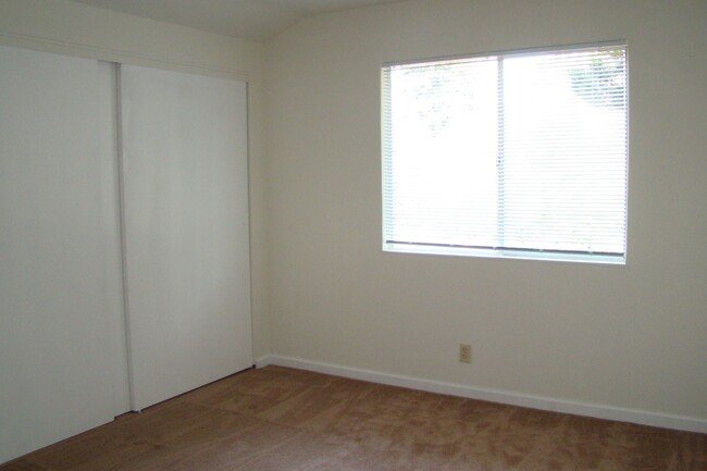 Building Photo - 5-Bedroom, laminate floors, new carpet, 1 ...