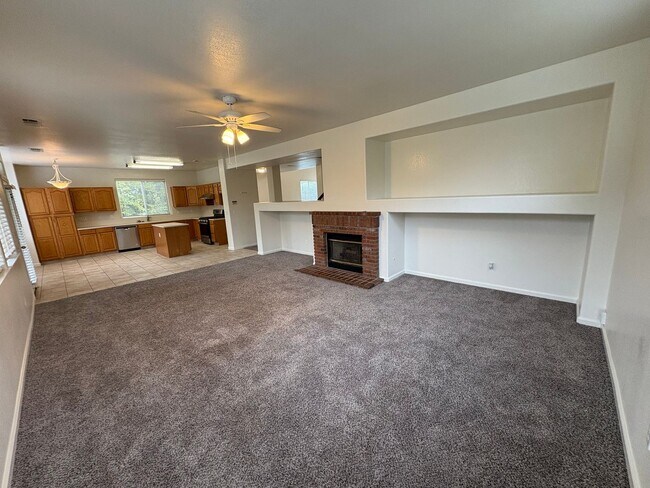 Building Photo - Spectacular home available now in a great neighborhood!