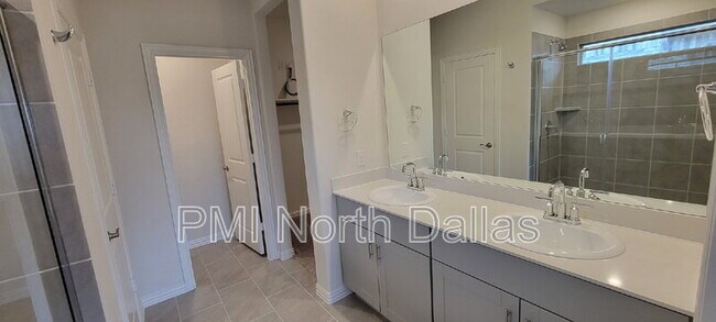 Building Photo - 2633 Oneida Ln