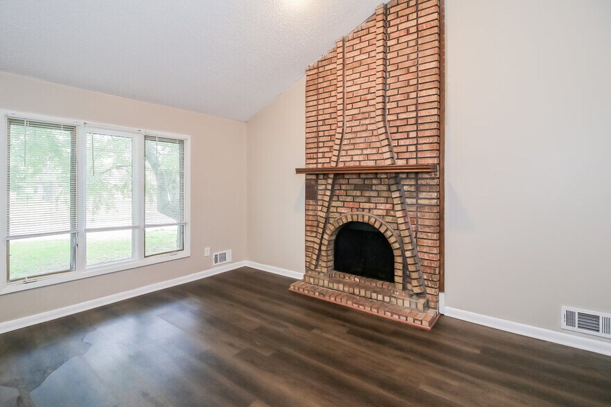 Building Photo - 2112 Golfview Dr SE