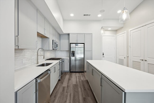 Building Photo - 9757 Katy Fwy