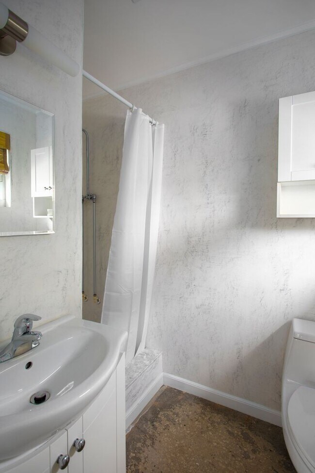 Building Photo - 1 Bedroom 1 Bathroom Apartment No Pets