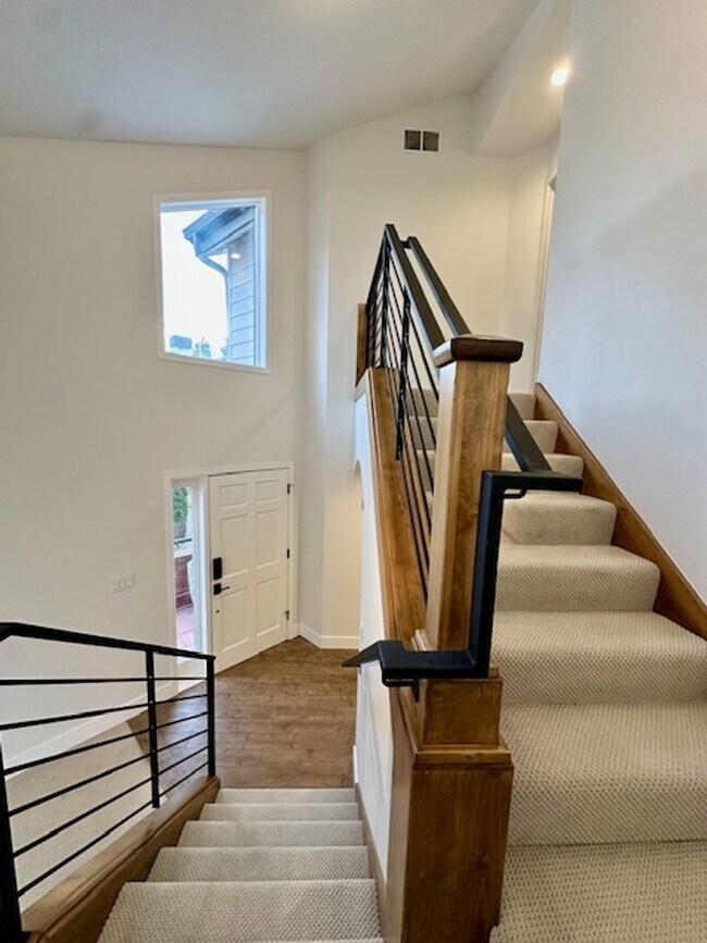 Building Photo - Riverfront Gated 2 Bedroom Luxury Condo!!