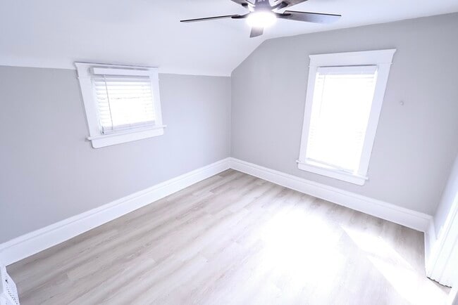 Building Photo - 991 Diana Ave