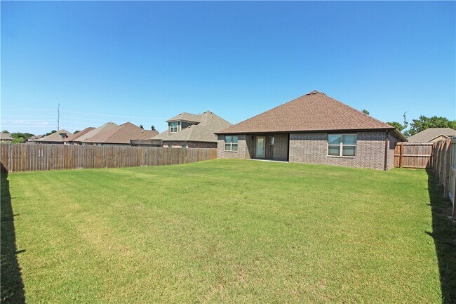 Building Photo - 902 SW Caprington St