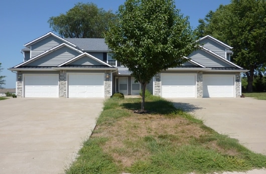 3211-17 SW Iron Creek Dr - 3201-3237 SW Iron Creek Dr