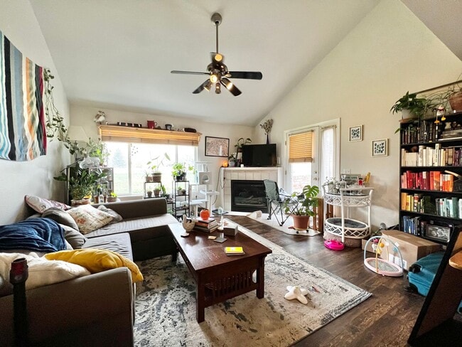 Building Photo - 2 Bed Charmer with Mountain Backdrop