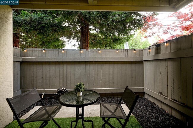 Building Photo - 2560 Walnut Blvd