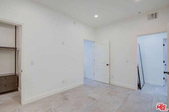 Building Photo - 1444 S Point View St