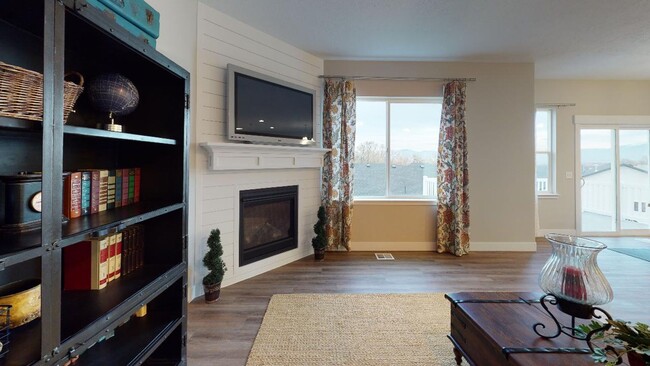 Building Photo - Don't Miss This Former Model Home Rental