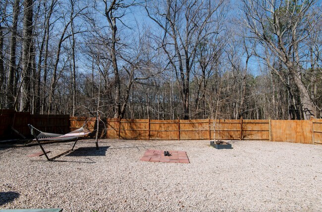 Building Photo - Cozy 3 bedroom home with spacious fenced backyard!