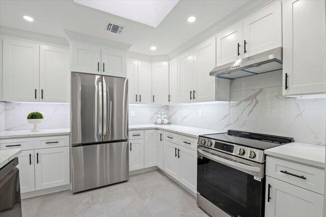 Building Photo - 8 Fairway Pl